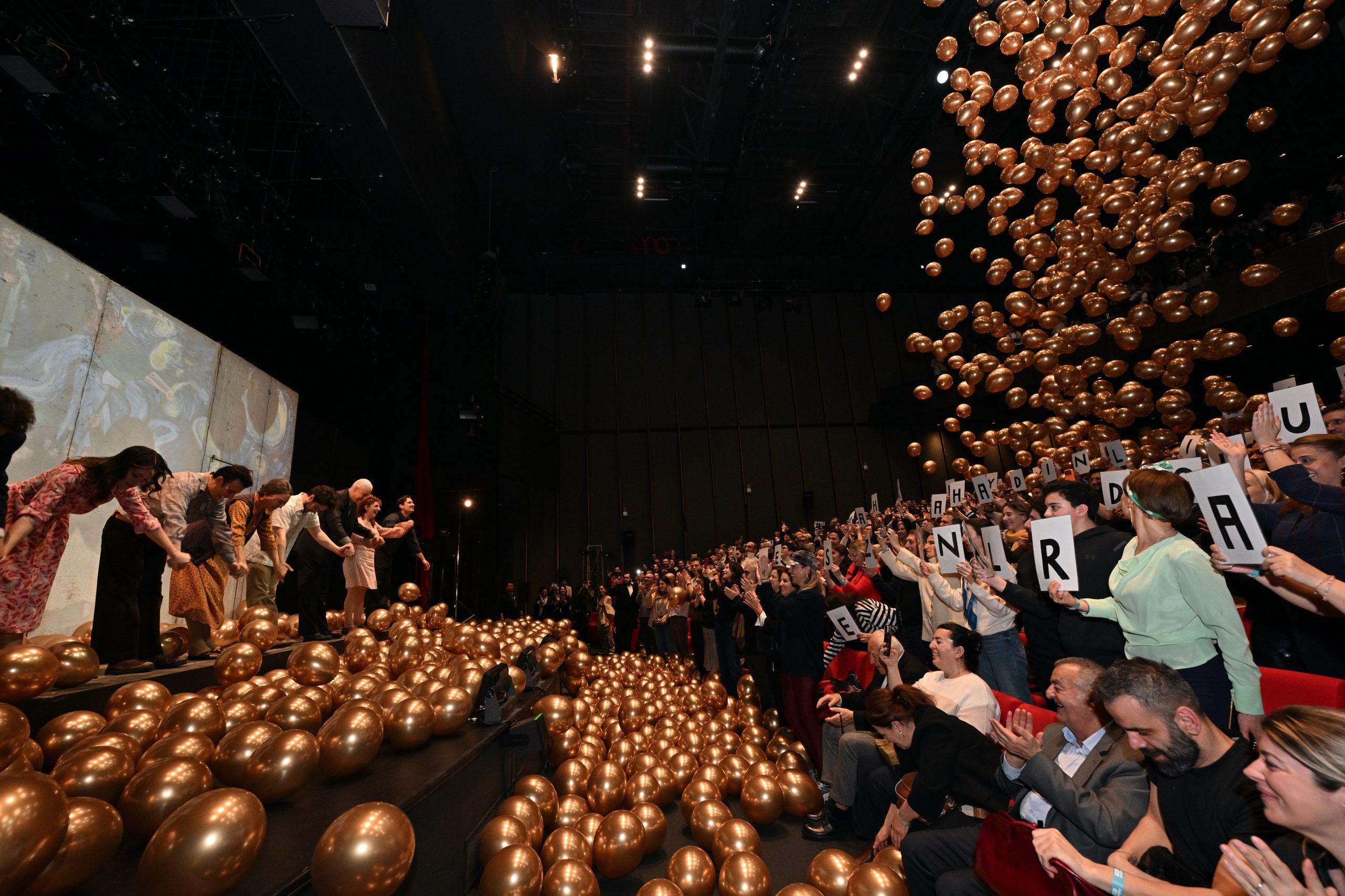 DEMET AKBAĞ VE YILMAZ ERDOĞAN SEYİRCİLERİ BİRLİKTE SELAMLADI