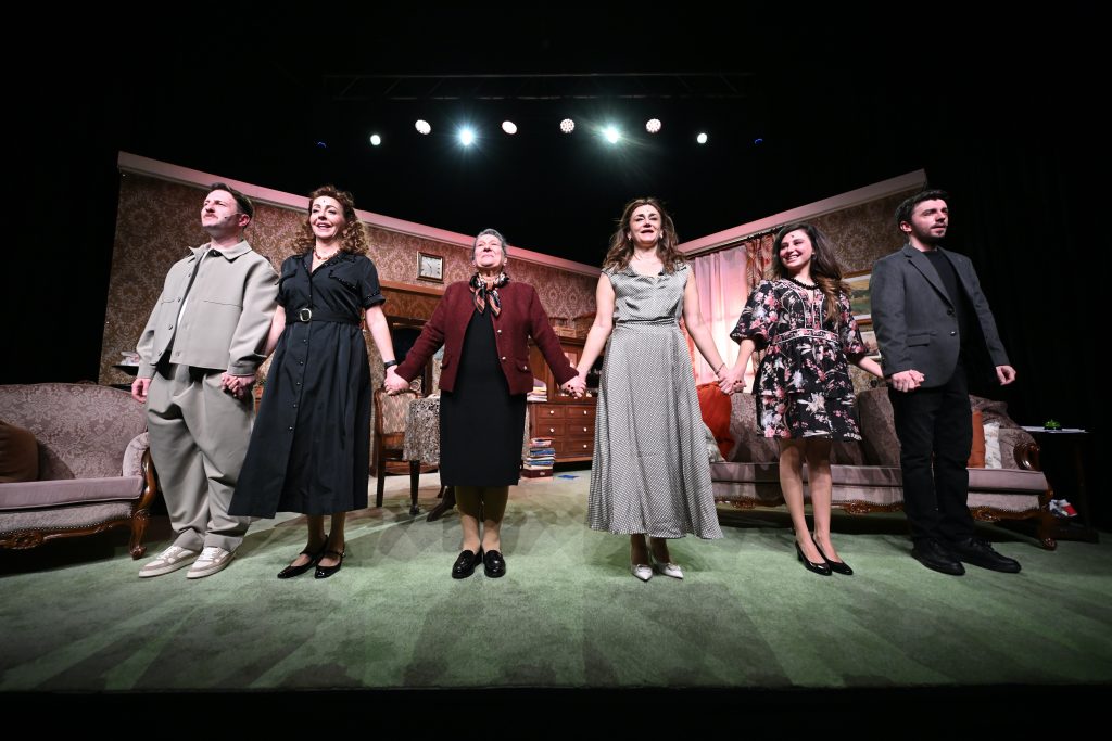 ‘BİR AİLE PROVASI: YAŞAYIN GİTSİN’