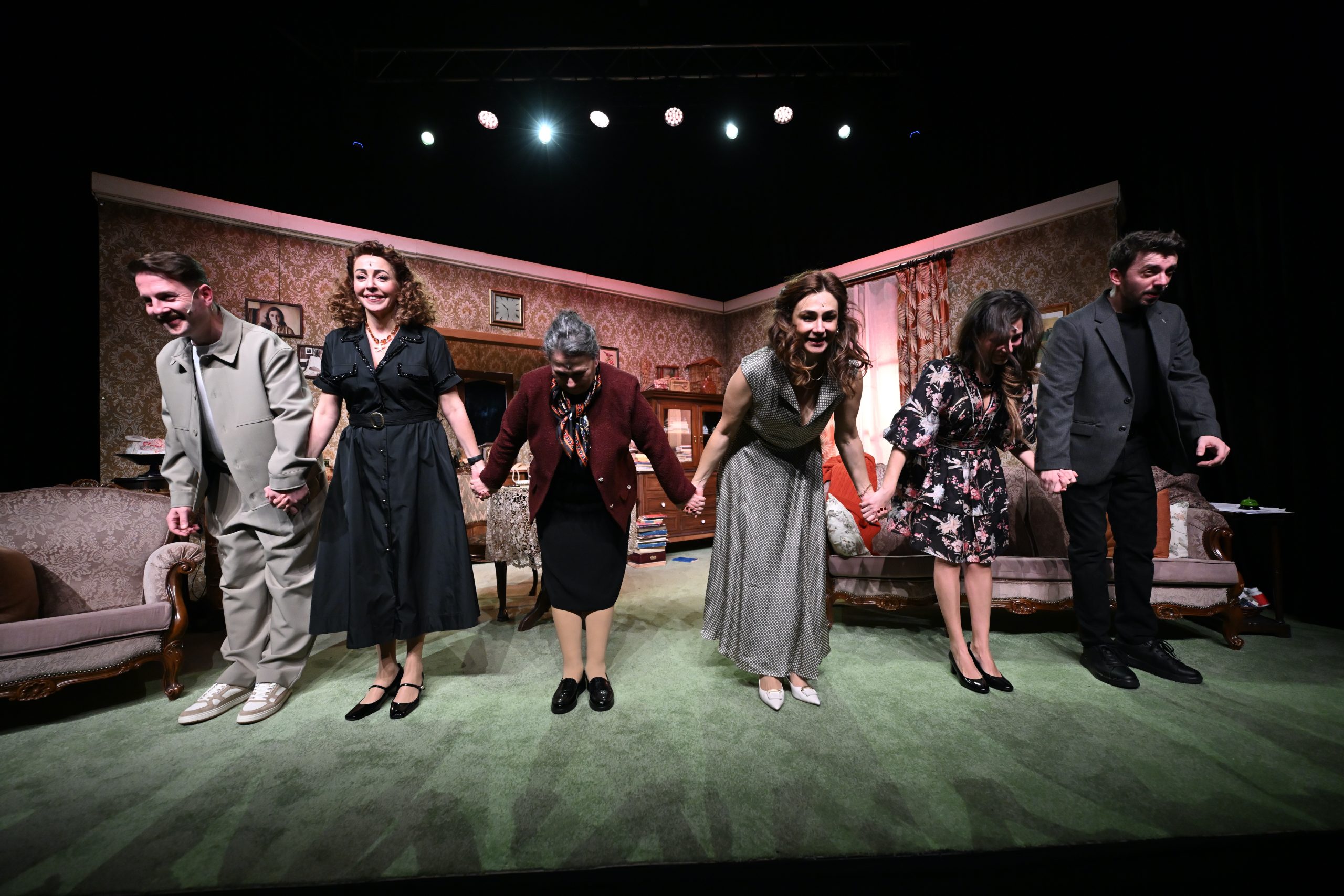 ÜNLÜ İSİMLER ‘BİR AİLE PROVASI: YAŞAYIN GİTSİN’ OYUNUNUİZLEMEK İÇİN BİR ARAYA GELDİ…