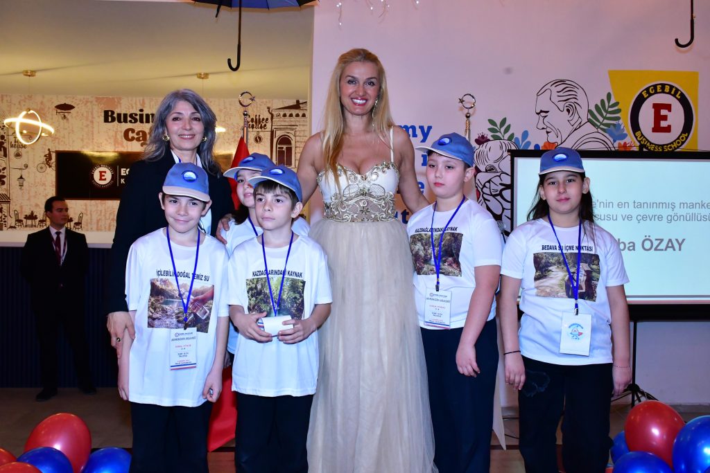 Tuğba Özay Kaz Dağları’nda Çocuklarla Doğaya Dokundu: “Suyun Melekleri” Projesi Gündem Oldu
