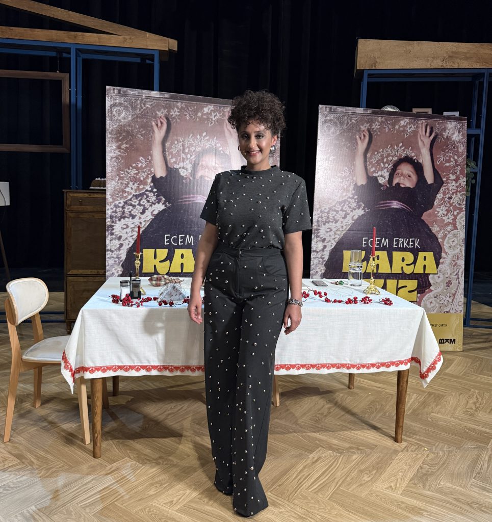 ECEM ERKEK’İN YAZIP OYNADIĞI ‘KARA KIZ’IN BASIN BULUŞMASI GERÇEKLEŞTİ!