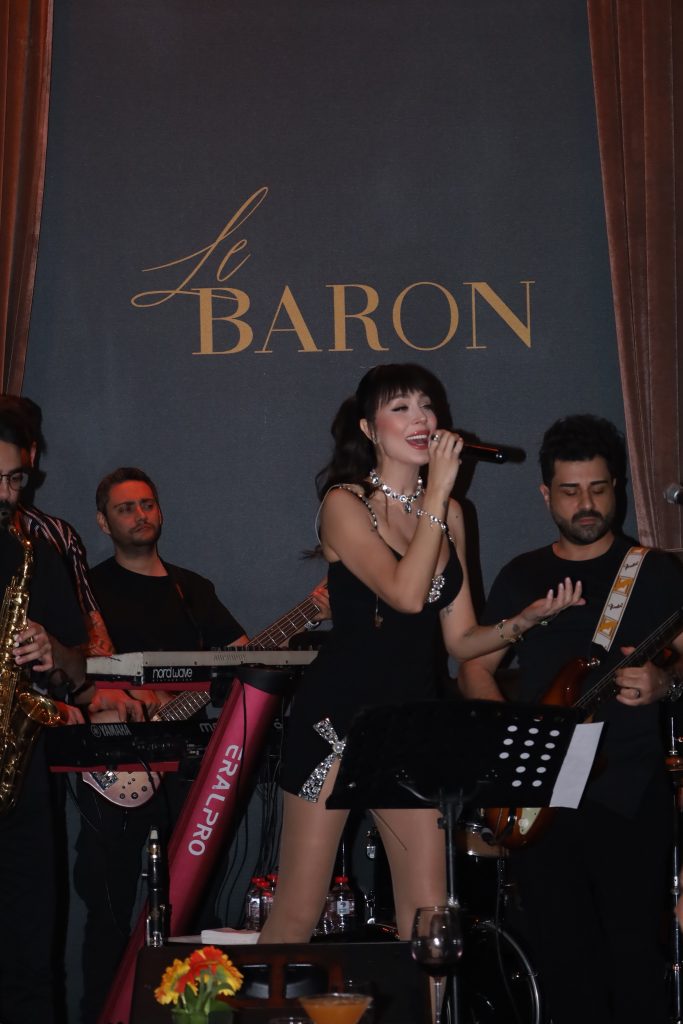 ECE GÜRSEL’DEN SAHNEDE ŞOV! LE BARON’DA YENİ İMAJIYLA GECEYE DAMGA VURDU
