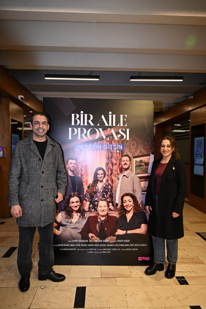 ‘BİR AİLE PROVASI: YAŞAYIN GİTSİN’