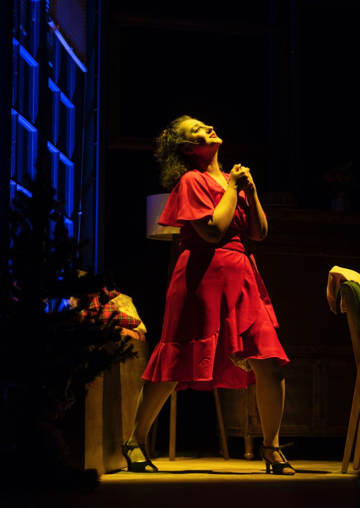 Yapımını BKM’nin üstlendiği, Ecem Erkek’in yazıp oynadığı tek kişilik şarkılı oyun ‘Kara Kız’, 6 Nisan’da Beşiktaş Kültür Merkezi’nde prömiyer yapmaya hazırlanıyor. Yönetmen koltuğunda Meltem Bozoflu’nun oturduğu oyunun provaları tüm hızıyla devam ediyor.