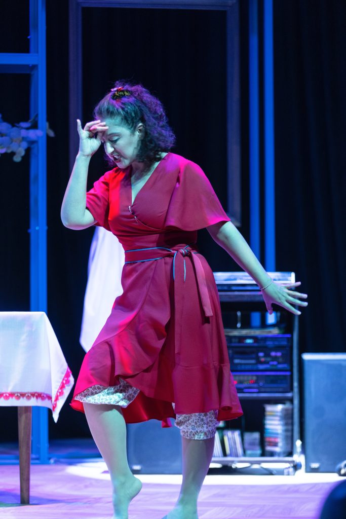 Yapımını BKM’nin üstlendiği, Ecem Erkek’in yazıp oynadığı tek kişilik şarkılı oyun ‘Kara Kız’, 6 Nisan’da Beşiktaş Kültür Merkezi’nde prömiyer yapmaya hazırlanıyor. Yönetmen koltuğunda Meltem Bozoflu’nun oturduğu oyunun provaları tüm hızıyla devam ediyor.