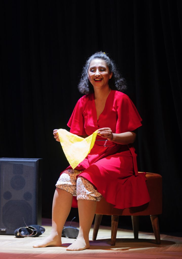 Yapımını BKM’nin üstlendiği, Ecem Erkek’in yazıp oynadığı tek kişilik şarkılı oyun ‘Kara Kız’, 6 Nisan’da Beşiktaş Kültür Merkezi’nde prömiyer yapmaya hazırlanıyor. Yönetmen koltuğunda Meltem Bozoflu’nun oturduğu oyunun provaları tüm hızıyla devam ediyor.