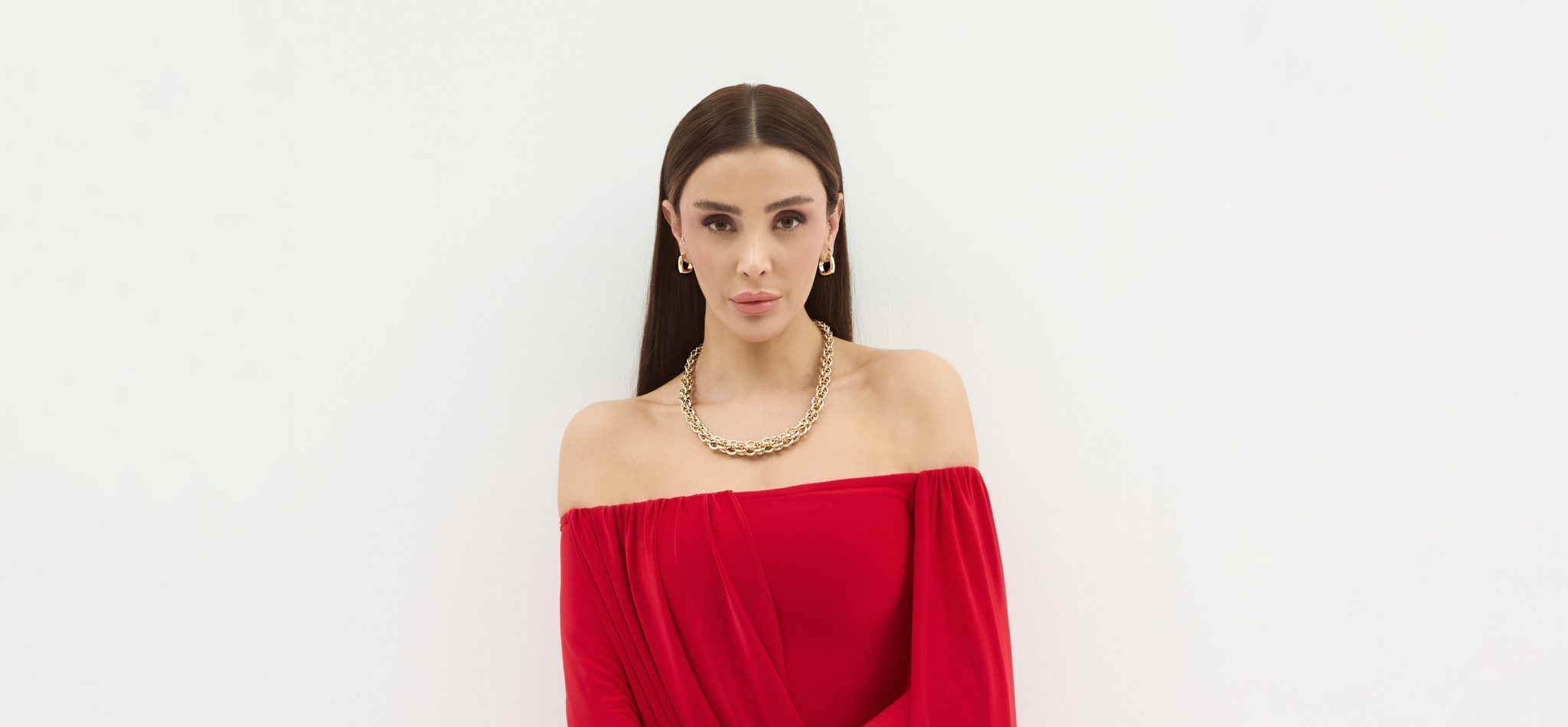 Özge Ulusoy Işıltısıyla Fuarı Büyüledi: Boynunda Taşıdığı Mücevher Gecenin Gündemi Oldu