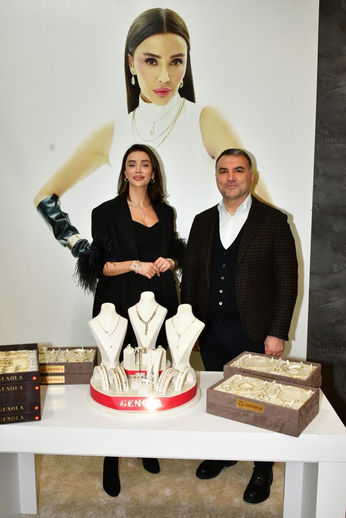 Özge Ulusoy, İstanbul Jewellery Show’da yaklaşık 1 milyon TL değerindeki mücevheriyle tüm dikkatleri üzerine çekti. Genola’nın “Signature” koleksiyonu ve sürpriz düğün hediyesi detayı fuara damga vurdu.