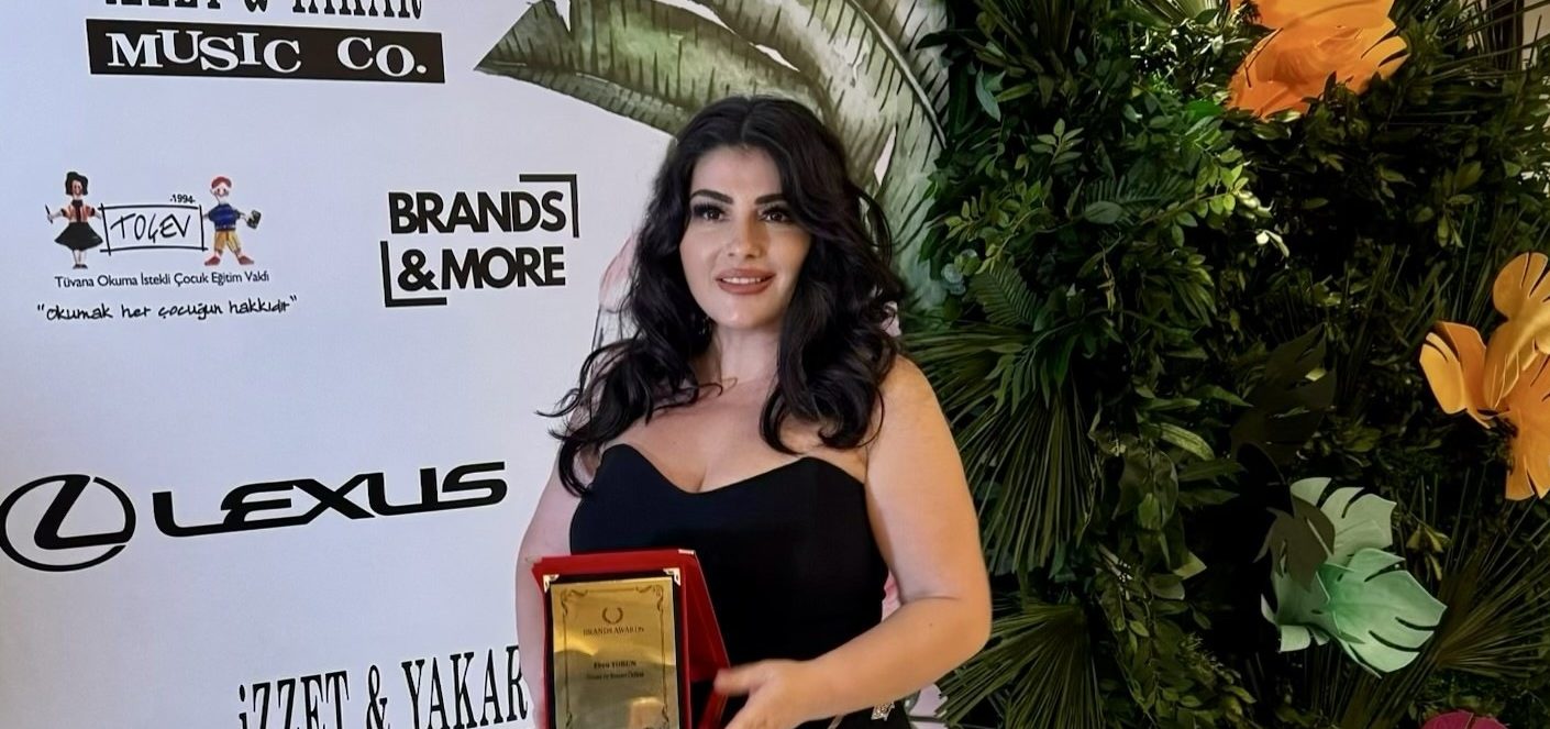 Ebru Torun’dan Gecede Dikkat Çeken Mesaj! Başarı Ödülü ve Doğum Günü Sürprizi Bir Arada