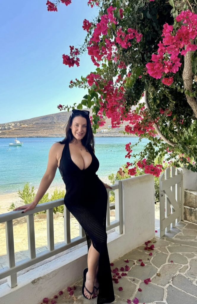 Angela White Boyu Kaç?
