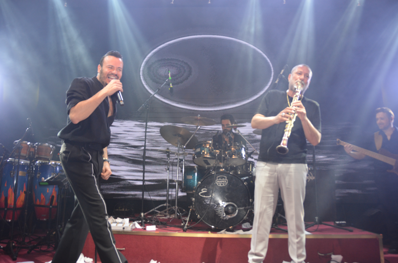 Deha Bilimlier’den Sokak Hayvanları İçin Duygulandıran Gece! İzmir Konserinde Büyük Alkış