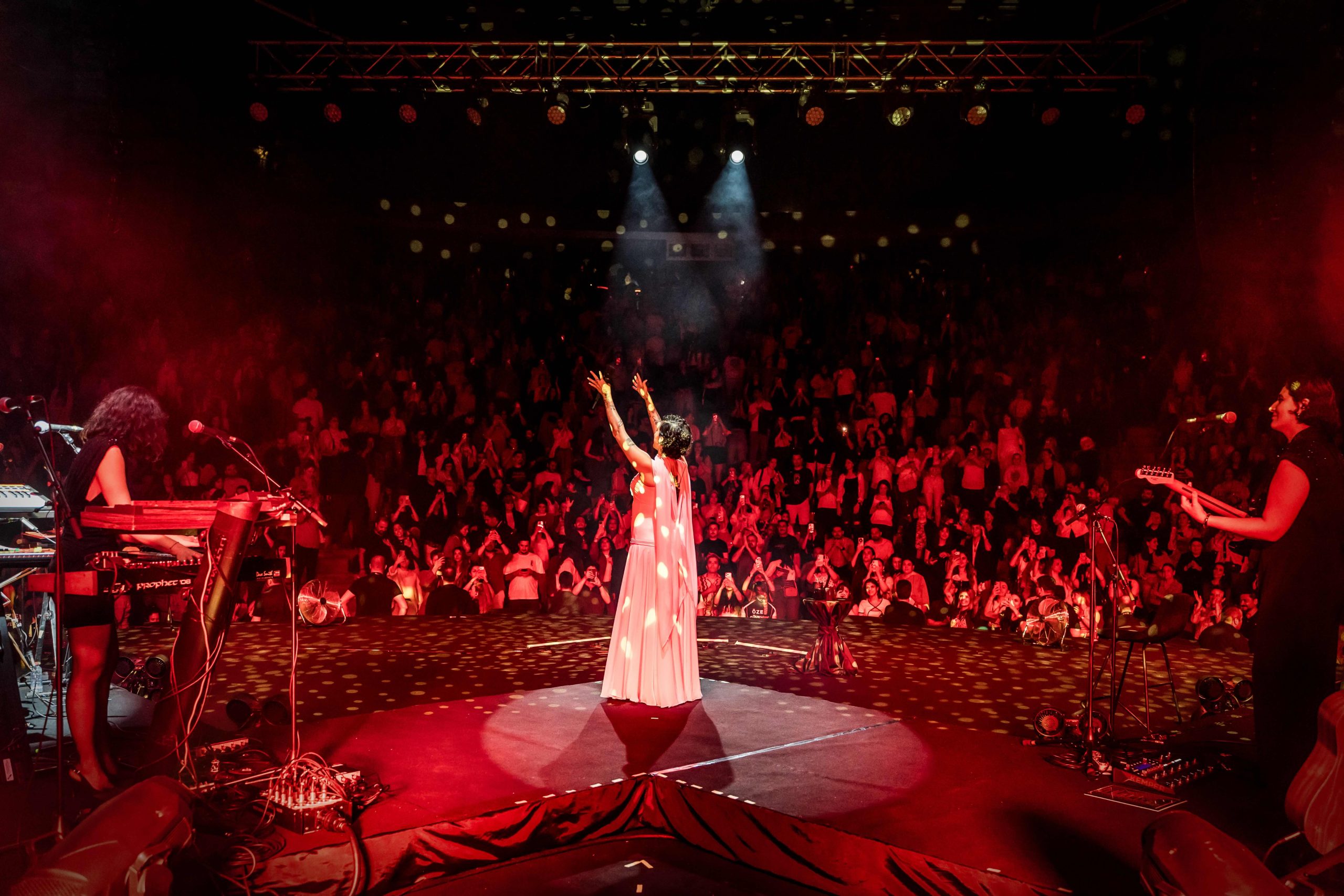 Melike Şahin’den Anneler Günü Konserinde Duygusal Anlar! Hamilelik Haberinin Ardından İlk Kez Sahneye Çıktı