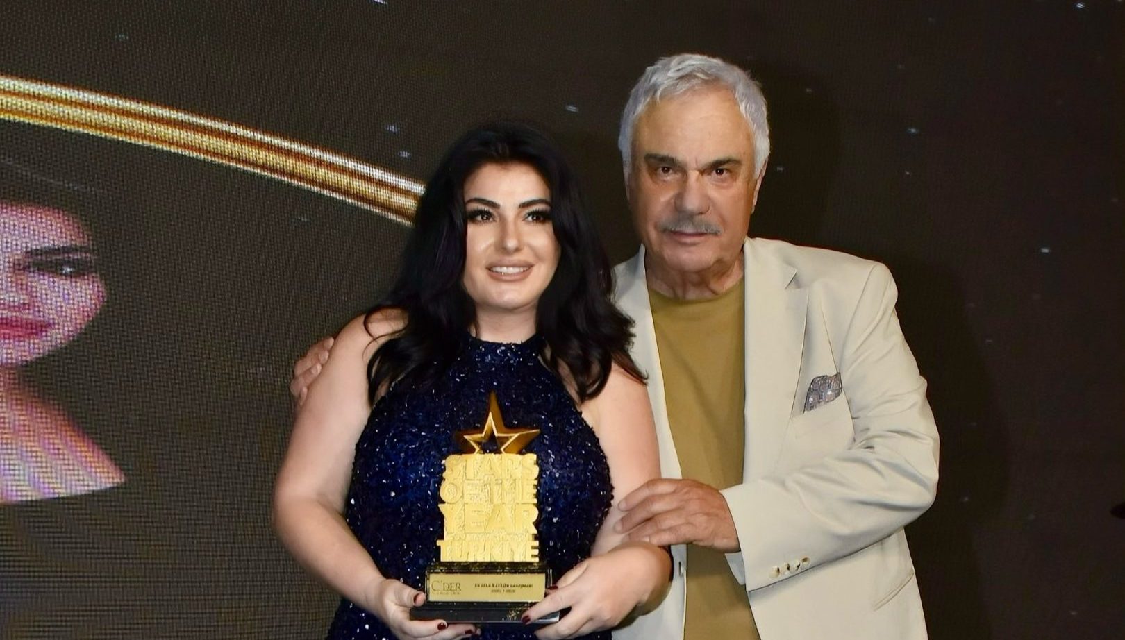 Ebru Torun’a Ödülünü Halil Ergün Verdi
